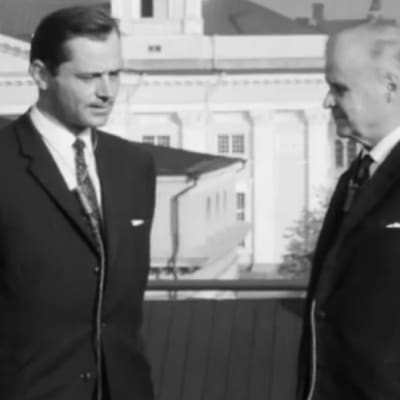 Professor Erik Halmén blir intervjuad på Porthanias tak i Helsingfors
