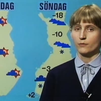 Meteorolog Liisa Fredrikson vid en väderkarta