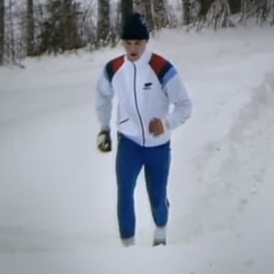 Man joggar i ett snölandskap