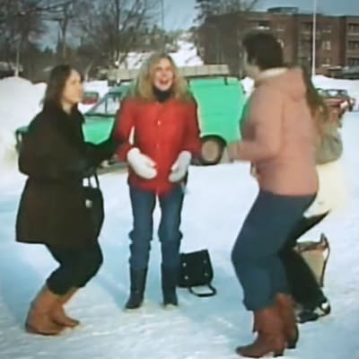 fyra kvinnor dansar fågeldansen