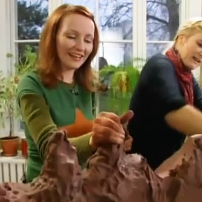Lee Esselström och Camilla Forsén bygger med lera