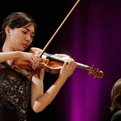 Nancy Zhoun pianistina Sibelius-viulukilpailussa 2015 on ollut Naoko Ichihashi.