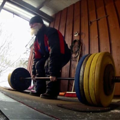Esko Ketola nostaa 71-vuotiaana maasta 200 kiloa.
