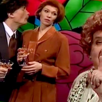 Ritva Valkama opettaa, Pertti Koivula ja Outi Mäenpää esittävät käytöstapoja (1995).