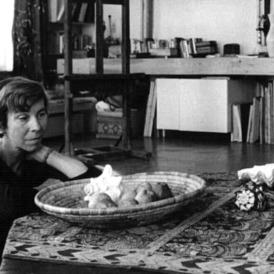 Tove Jansson i sin ateljé