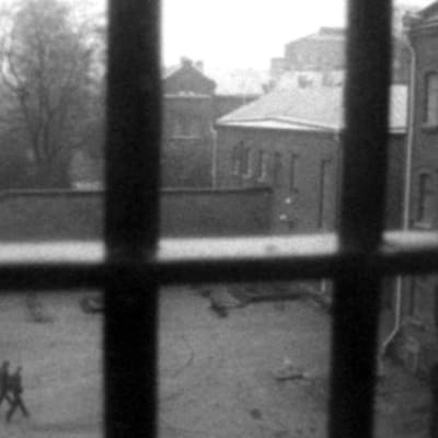 Utsikt från ett fängelsefönster med galler mot fängelsgården 1977