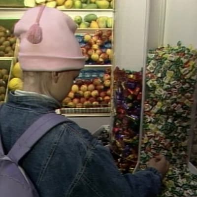 Flicka i godisbutik, Yle 1990