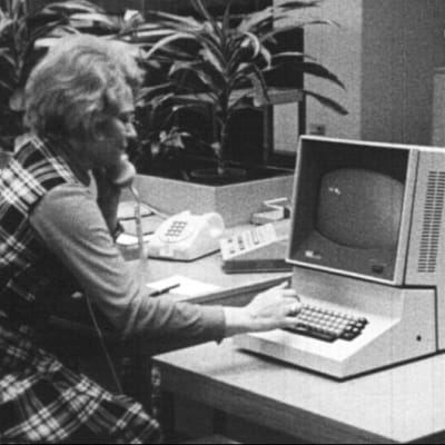 Kvinna vid dator, 1974