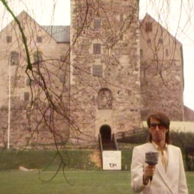 Paul Olin utanför Åbo slott, Yle 1988