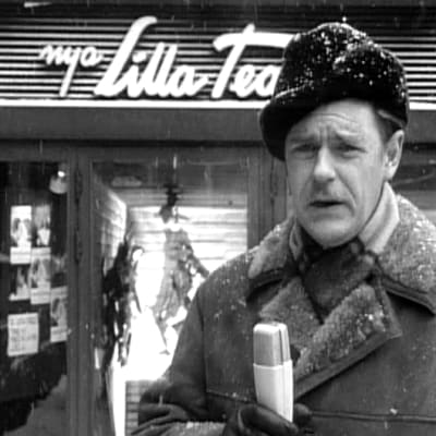 Carl Mesterton utanför Lilla teatern, 1968
