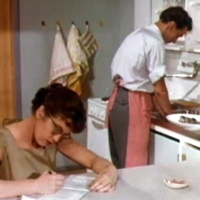 Mies tiskaa, vaimo pitää tilikirjaa (1958).