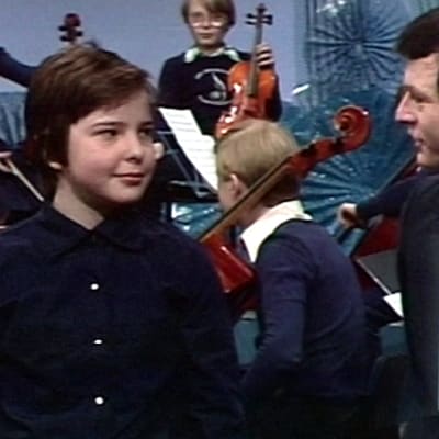 Kapellimestari Sakari Oramo katsoo Arto Nyberg -ohjelmassa 2005 otetta itsestään Viuluviikarit musiikkimaassa -ohjelmassa 1979