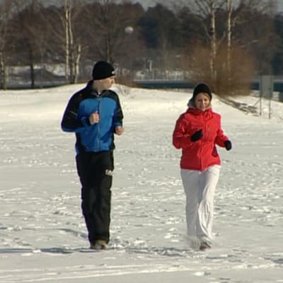 Personlige tränaren Christian Haglund och reportern Katja Johansson joggar på isen.