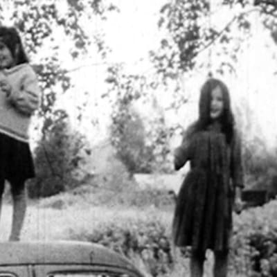 Romska barn leker och spelar på en bil ur programmet Av annan sort: zigenare 1967