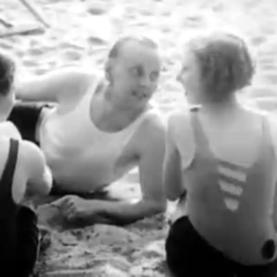 Modesimdräkter på stranden