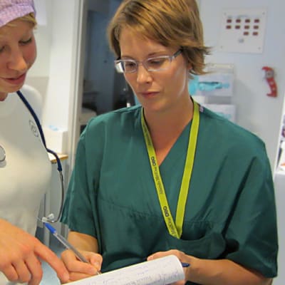 Läkaren Marie Grönroos och sjuksköterskan Paula Ylikainen på jobbar mitt i natten. Oktober 2012.