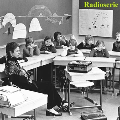 Skolklass lyssnar på ljudband, 1976