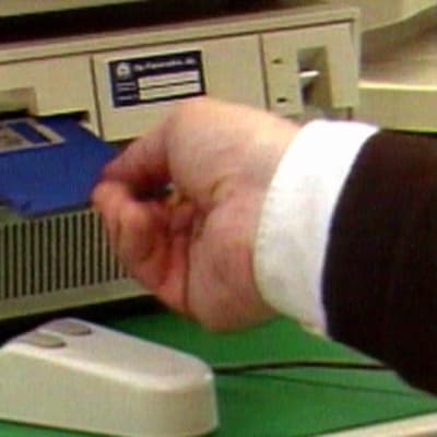 En diskett insättes i en dator, Yle 1997