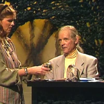 programledare diskuterar med en man