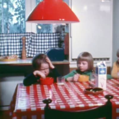 Barn som sitter vid matbordet