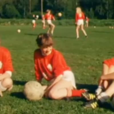 Flickor spelar fotboll, 1984
