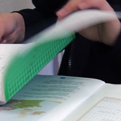 Koululainen opiskelee matematiikkaa luokassa.