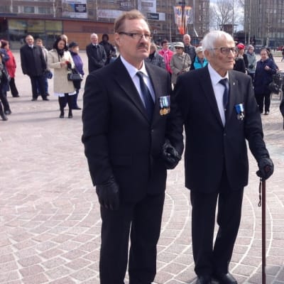 Suur-Savon reserviläispiirin puheenjohtaja Raimo Mikkonen, veteraani Hannes Hynönen ja Mikkelin reserviläisten puheenjohtaja Harri Kaipainen.