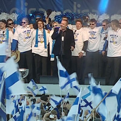 Jääkiekon maailmanmestarijoukkue vuodelta 2011 lavalla Sakari Kuosmasen kanssa.
