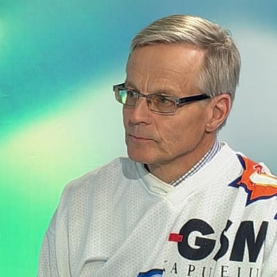 Rauno Korpi tv-studiossa.