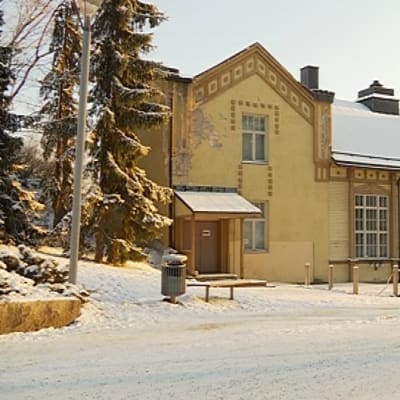 Mikkelin Naisvuoritalo ulkoa kuvattuna talvimaisemassa