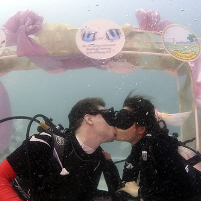 Ruotsalais-thaimaalainen pariskunta menivät naimisiin lauantaina vedenalaisessa hääseremoniassa Andamaanienmerellä, Thaimaassa.