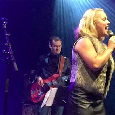 Heidi Pakarinen laulaa