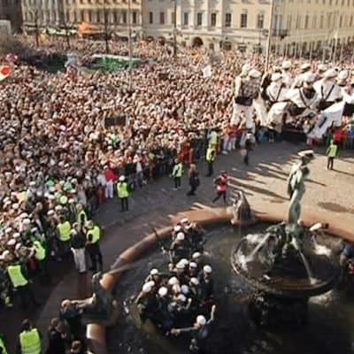 Kymmenet tuhannet juhlijat seuraavat Manta-patsaan lakitusta Esplanadilla Helsingissä.