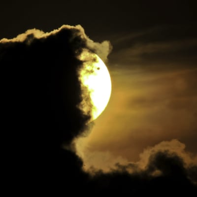 Venus näkyy mustana pisteenä auringon oikeassa yläreunassa. Planeetan ohikulku on kuvattu 6. kesäkuuta 2012 Ecuadorissa, Etelä-Amerikassa.