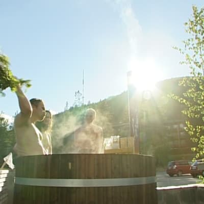 Miehet peseytyivät kylpytynnyrissä Pyhätunturilla, Pohjois-Suomessa.