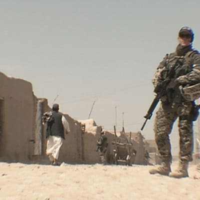 Suomalainen rauhanturvaaja partioimassa Afganistanissa 2009.