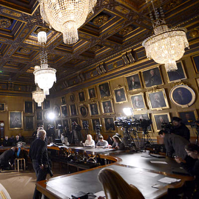 Toimittajat ja kuvaajat odottavat fysiikan Nobel-palkinnon saajien julkistamista.