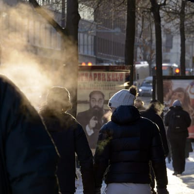 Hengitykset höyryävät kireässä pakkasessa Helsingissä.