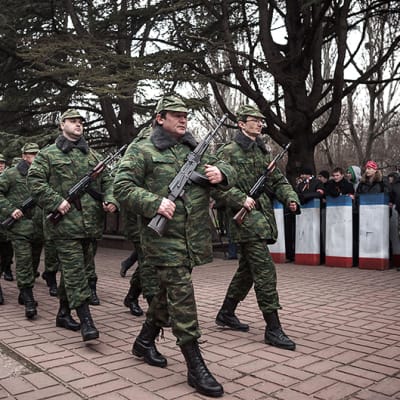 Krimillä perustettuja aseellisia joukkoja marssimassa.