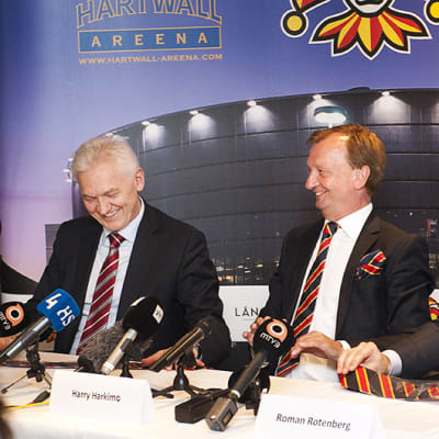 Gennadi Timtšenko, Harry Harkimo ja Roman Rotenberg Jokerien KHL-siirtoa koskeneessa lehdistötilaisuudessa. Myös venäläis-suomalainen Timtšenko on Yhdysvaltain asettamalla pakotelistalla.