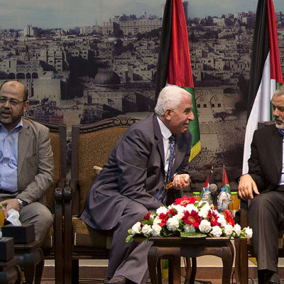 Hamasin varajohtaja Musa Abu Marzuk, PLO:n delegaation johtaja ja yksi Fatah-järjestön johtajista Azzam al-Ahmad, Hamasin Gazan kaistan pääministeri, Hamasia edustava Ismail Hanija, ja palestiinalaisten parlamentin varapuhemies Ahmad Bahar keskustelivat yhteistyöstä.