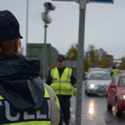 Tulli pysäyttää liikennettä Torniossa Ruotsin rajalla.