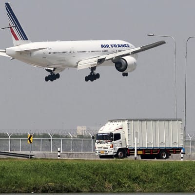 Air Francen lentokone laskeutumassa Bangkokin Suvarnabhumin lentokentälle.