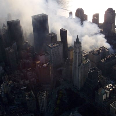 WTC-raunioilta nousee savua New Yorkissa syyskuussa 2001.