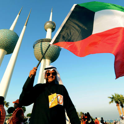 Mielenosoittaja heilutti Kuwaitin lippua maan pääkaupungissa perjantaina 30. marraskuuta, vaaleja edeltävänä päivänä