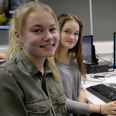 Yläkoululaiset Emmi Mäkinen ja Vilma Palomäki atk-luokassa
