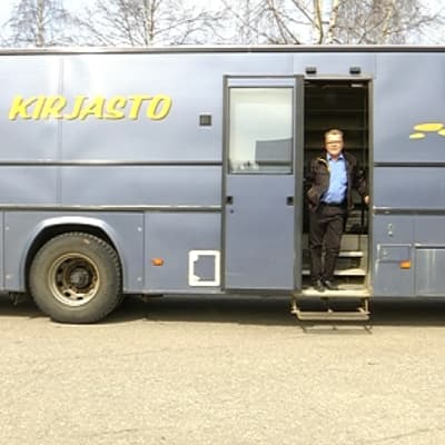 Joensuulainen Kari Pesonen osti Mikkelin kaupungin kirjastoauton. 