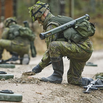 Varusmiehet tekevät kranaatinheittimien uusien tuliasemien varamiinoittetta.