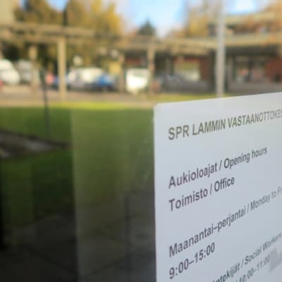 SPR Lammin vastaanottokeskuksen toimiston ovi