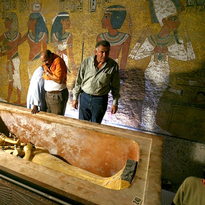 Egyptin antiikkihallinnon virkailijat katselevat faarao Tutankhamonin sarkofagia Egyptin Kuninkaiden laaksossa.